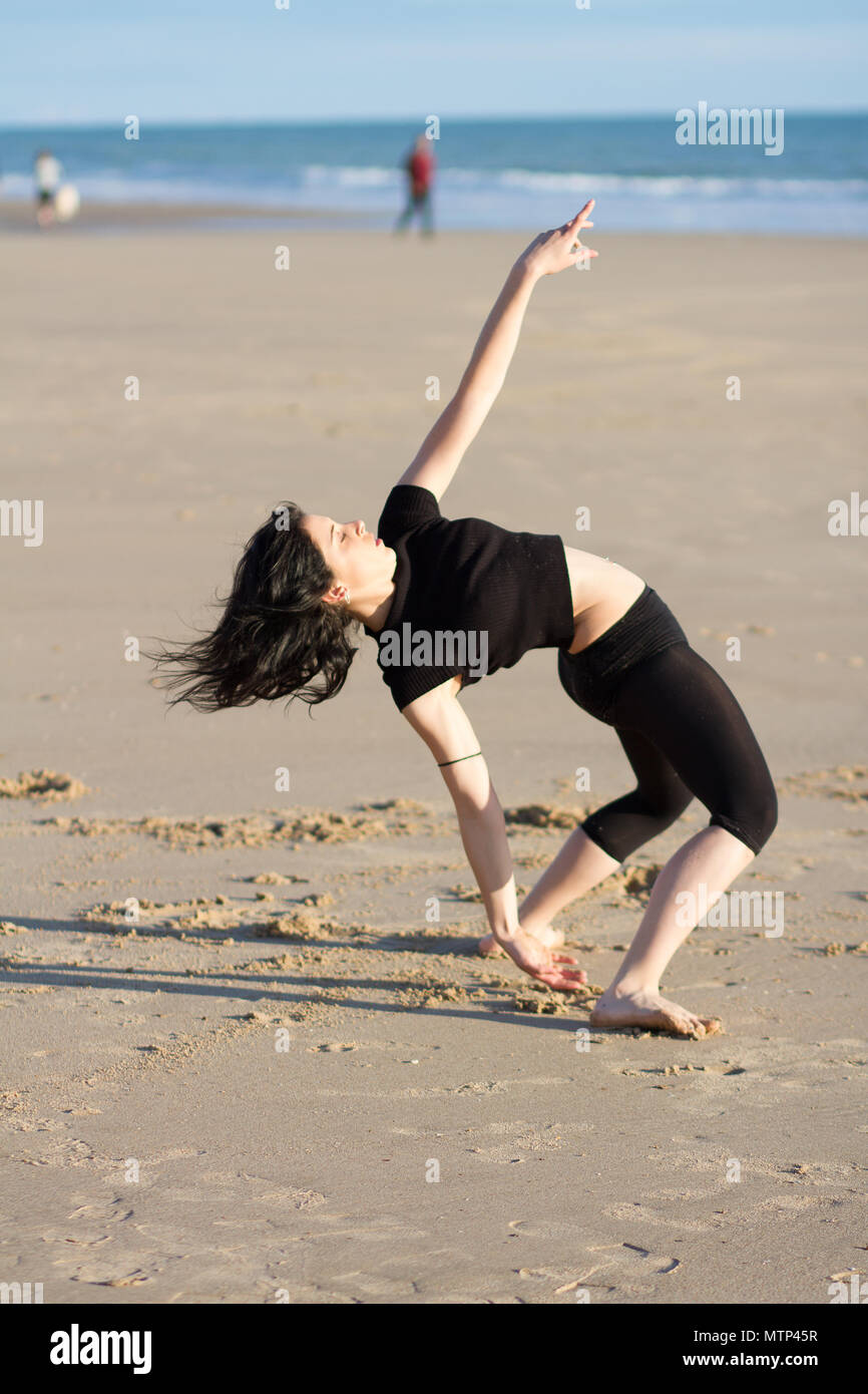 La ballerina sulla spiaggia al tramonto, tempo libero coreografia Foto Stock