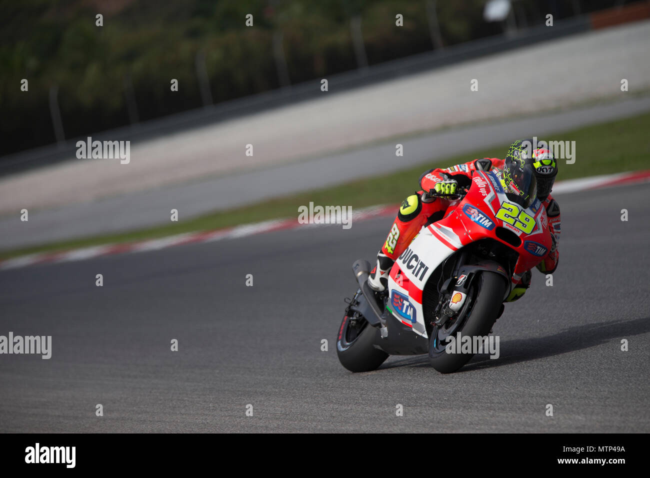 Italiano Andrea Iannone a cavallo della sua Ducati GP15 factory bike a The Official MotoGP winter test sul circuito di Sepang in Malesia. Foto Stock