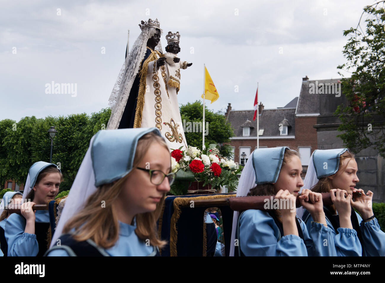 Processione di auto d'o arriva in Saint Waltrude Collegiata durante la Ducasse celebrazioni il 27 maggio 2018 a Mons in Belgio Foto Stock