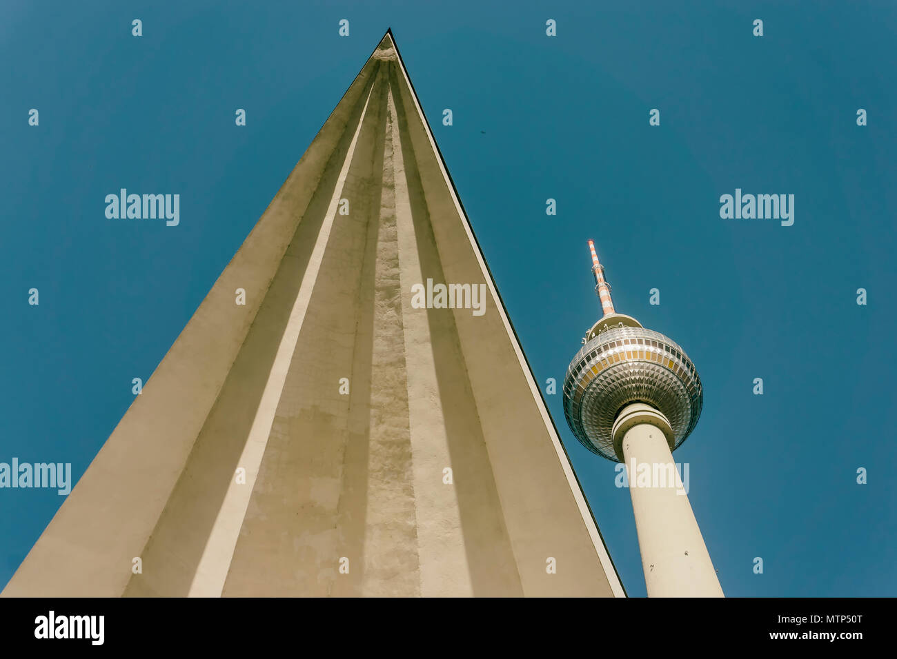 Berlino, Germania, maggio 08, 2018: TV Tower con triangolare caratteristica architettonica Foto Stock