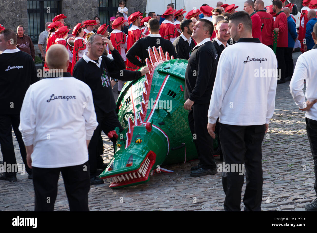 Il drago è preparato per Ducasse festeggiamenti ed è pronto per essere nascosto nella grotta di San Waltrude chiesa a Mons in Belgio, il 26 maggio 2018 Foto Stock