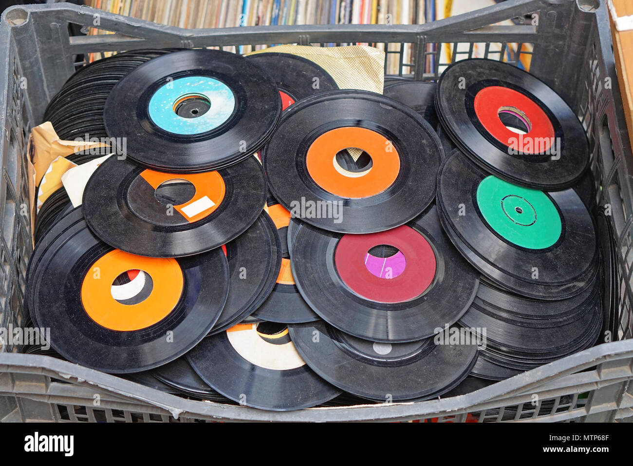 Seconda mano di dischi in vinile in cesto al mercato delle pulci Foto Stock