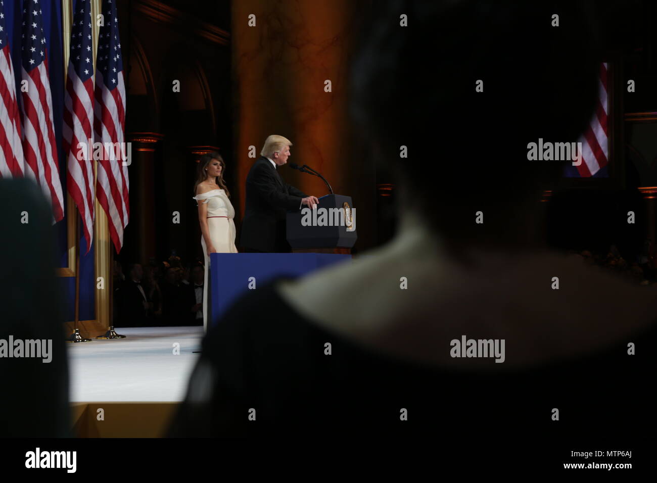 Presidente Trump, Dipartimento della Difesa i membri e i civili partecipano il saluto ai nostri servizi armati palla al National Building Museum di Washington, 20 gennaio, 2017. L'evento, uno dei tre ufficiali sfere tenute in celebrazione del 58th inaugurazione presidenziale, ha reso omaggio ai membri di tutti i rami delle forze armate degli Stati Uniti, nonché i soccorritori e il personale di emergenza. (DoD foto di U.S. Army Spc. Ayla Seidel) Foto Stock