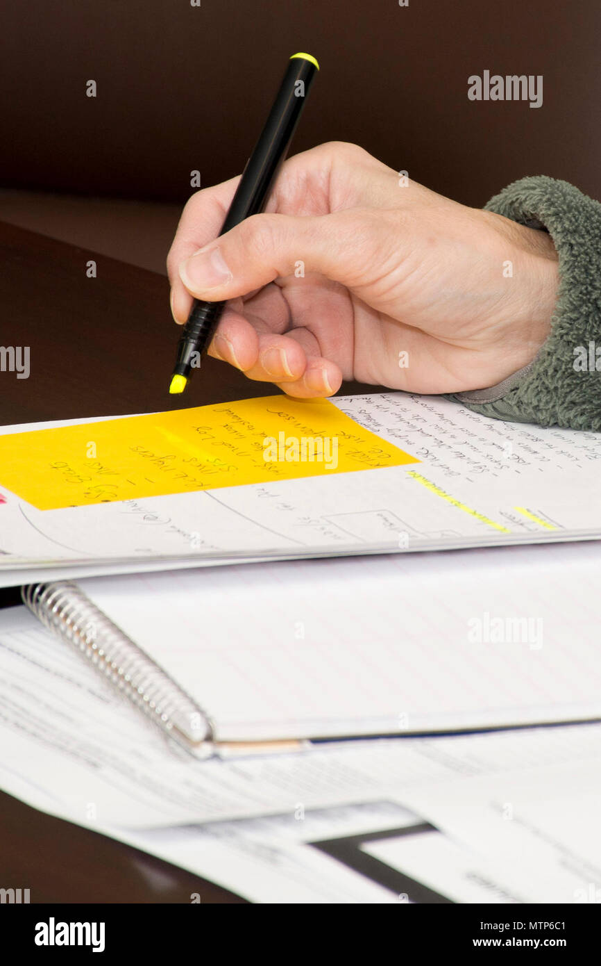 Stati Uniti Air Force Reserve Senior Master Sgt. Melanie Rohauer, Occupational Safety Manager, 913th Airlift Group, mette in evidenza le sue note durante la linea del dazio (LOD) determinazione il miglioramento continuo dei processi (IPC) Evento a Little Rock Air Force Base, arca. gen. 25, 2017. Il CPI eventi possono essere utilizzati per un certo numero di questioni all'interno dell'aria unità di forza per identificare i problemi e aiutare a semplificare i processi per aumentare le prestazioni e l'efficienza. (U.S. Air Force foto di Master Sgt. Jeff Walston/rilasciato) Foto Stock