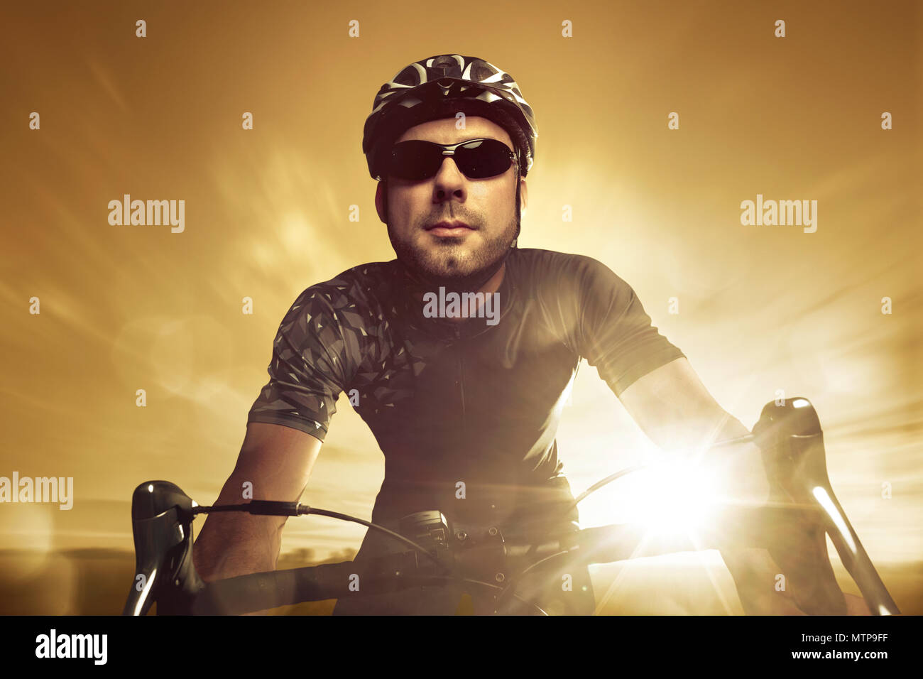 Vista frontale di un racing ciclista durante il tramonto Foto Stock
