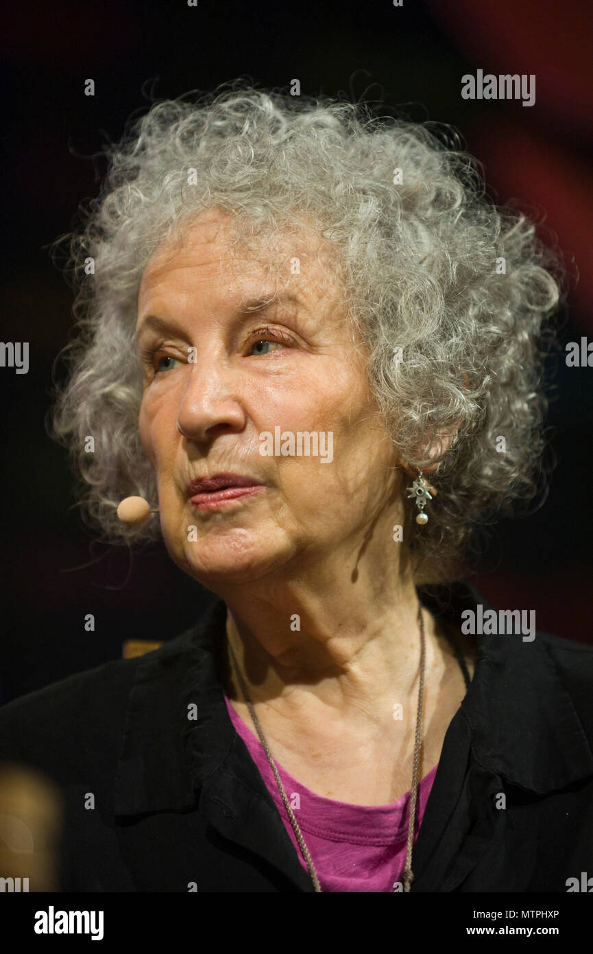 Margaret Atwood parlando sul palco a Tata tenda a Hay Festival 2018 Hay-on-Wye Powys Wales UK Foto Stock