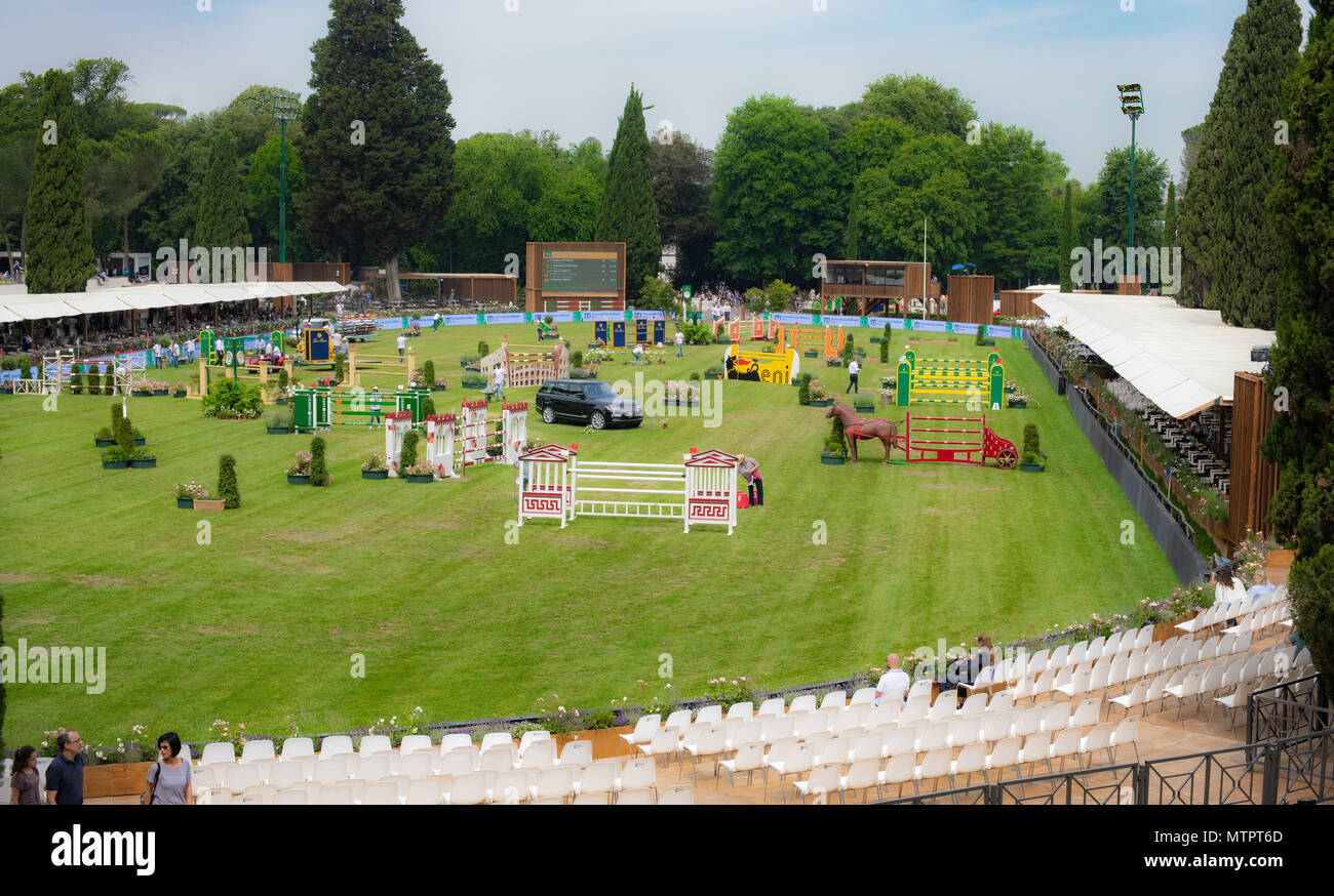 Vista panoramica di Piazza di Siena terra verde pronto per il salto competizione equestre con barriere e piattaforma Foto Stock