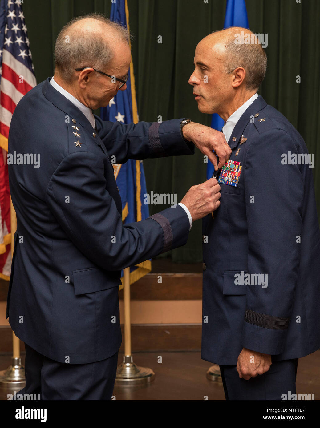 Lt. Gen. Mark A. Ediger (sinistra), Air Force chirurgo generale, premiato Air Force Distinguished Service Medal a Briga. Gen. Robert I. Miller (destra), aria in uscita forza operazioni mediche Agenzia comandante durante una cerimonia a base comune San Antonio-Lackland, Texas, 22 maggio 2018. (U.S Air Force foto di Ismael Ortega / rilasciato) Foto Stock