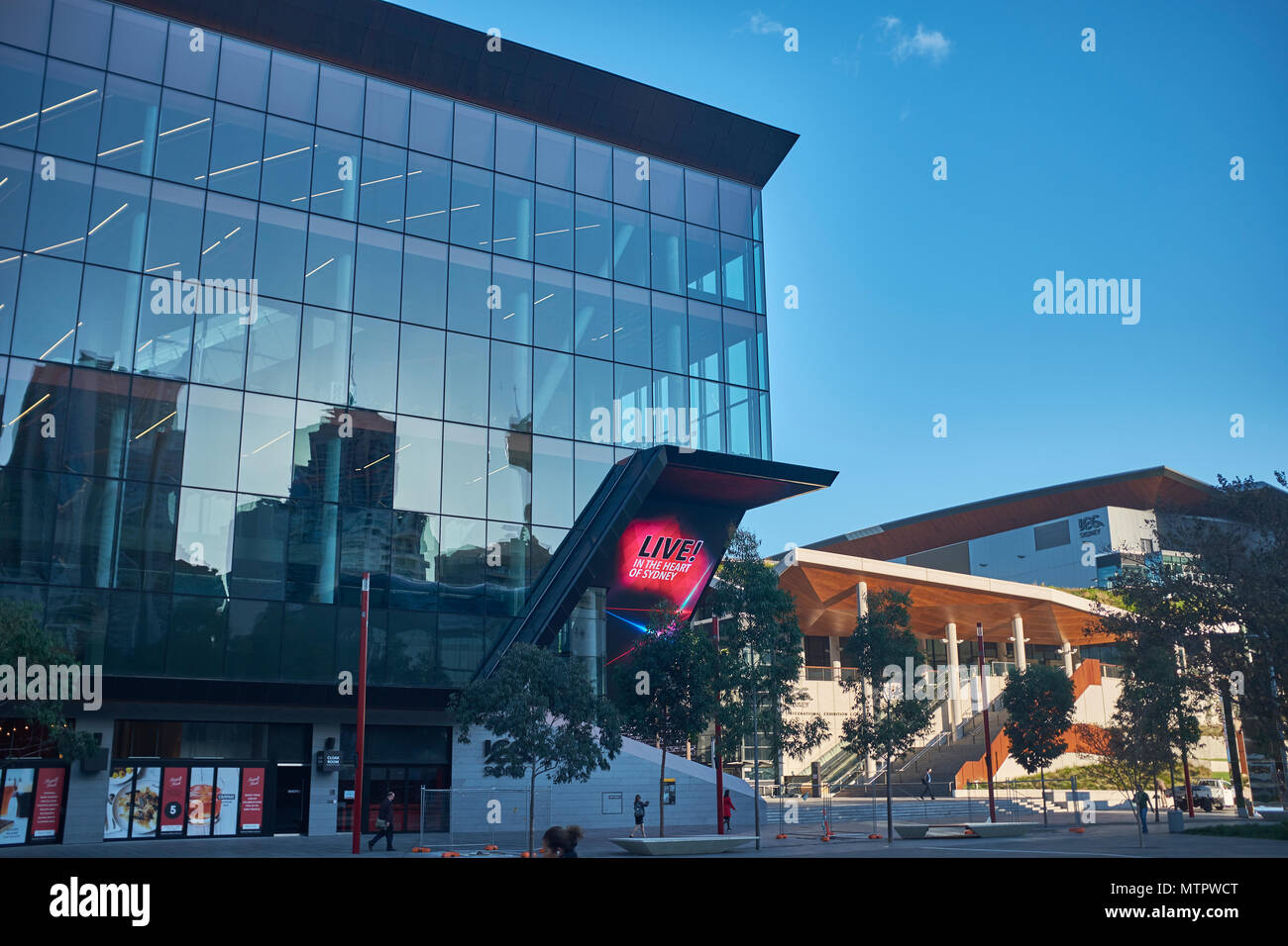 L'esterno dell'International Convention Centre Teatro di Sydney con edifici di fronte riflettendo in vetro, il Porto di Darling, NSW, Australia Foto Stock