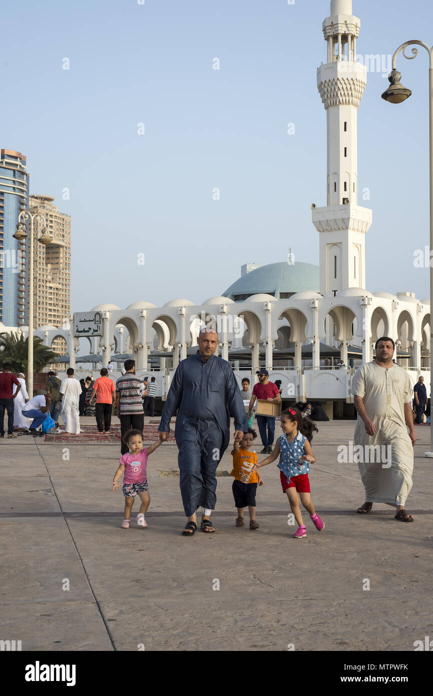 Arabia padre e figli passeggiando vicino alla moschea flottante in Jeddah, Arabia Saudita Foto Stock