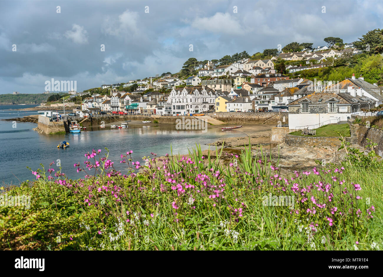 Vista la paesaggistica costa del villaggio di pescatori St.Mawes presso il Cornish Coast vicino a Colchester, England, Regno Unito Foto Stock