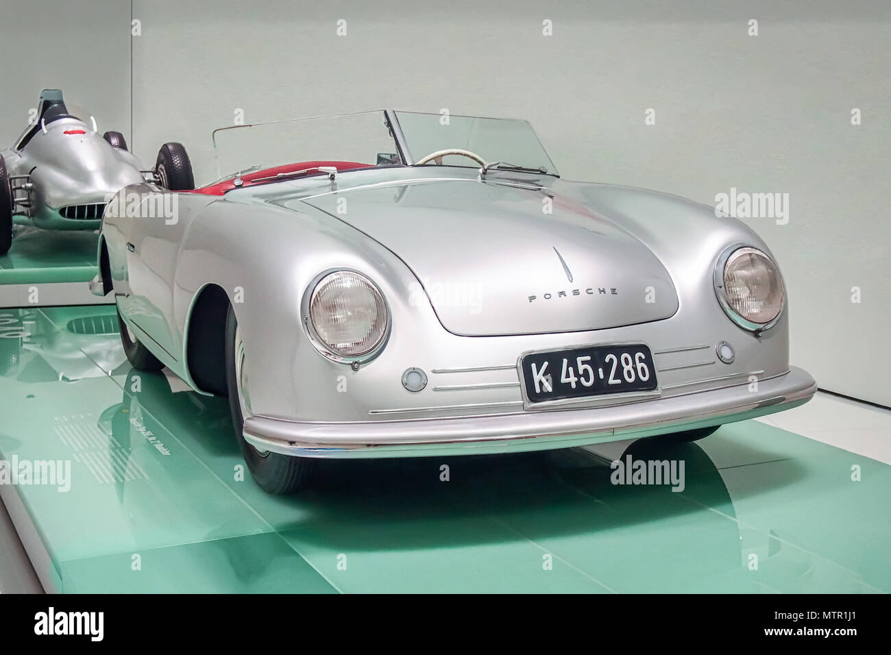 STUTTGART, Germania-Aprile 7, 2017: Argento 1948 tipo Porsche 356 'Nr.1' Roadster nel museo Porsche Foto Stock