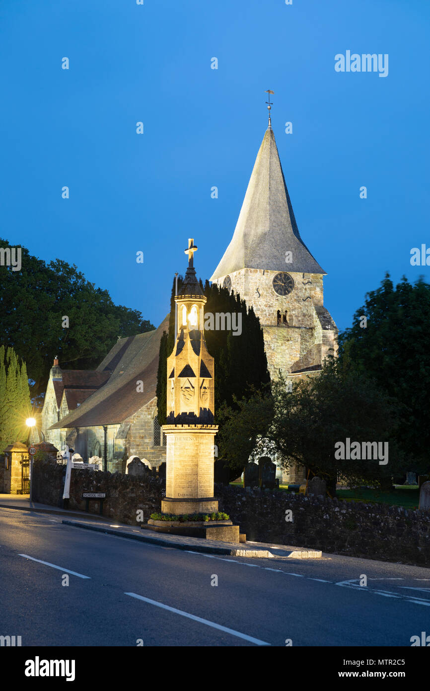 San Bartolomeo la chiesa e il monumento ai caduti in guerra con John Kipling's nome scritto su di esso prese al tramonto, Burwash, Alta Weald, East Sussex, England, Regno Unito Foto Stock