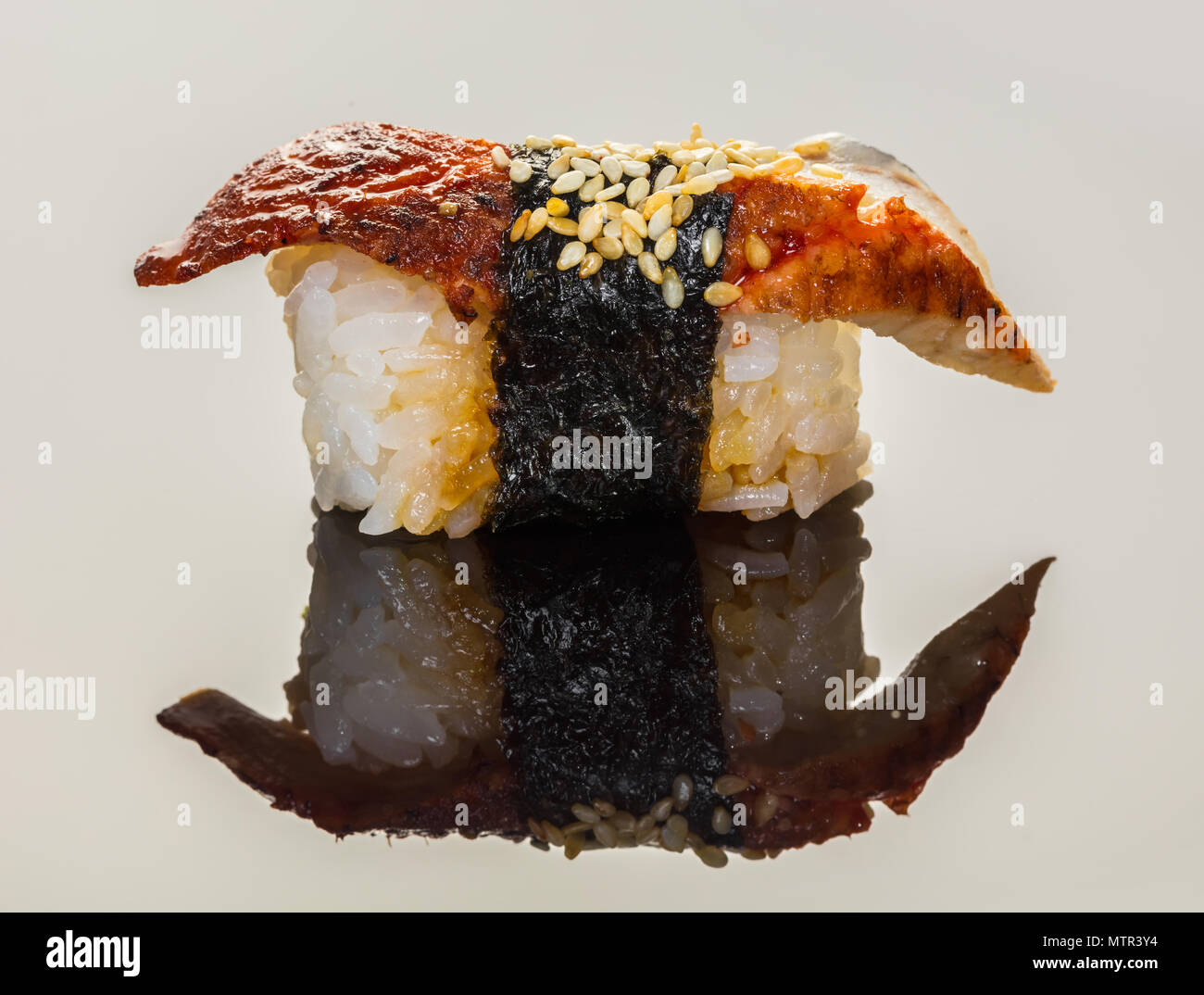Il cibo giapponese e sushi con anguilla su sfondo nero