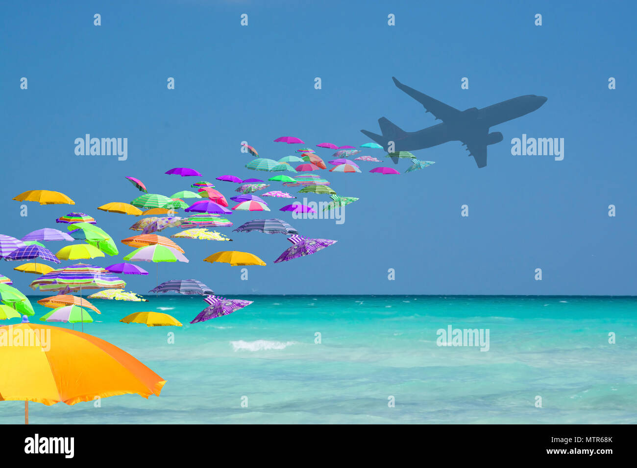 Ombrelloni colorati invasione turistica da aereo acqua turchese in paradiso turistico travel giocoso il turismo di massa del concetto. Foto Stock