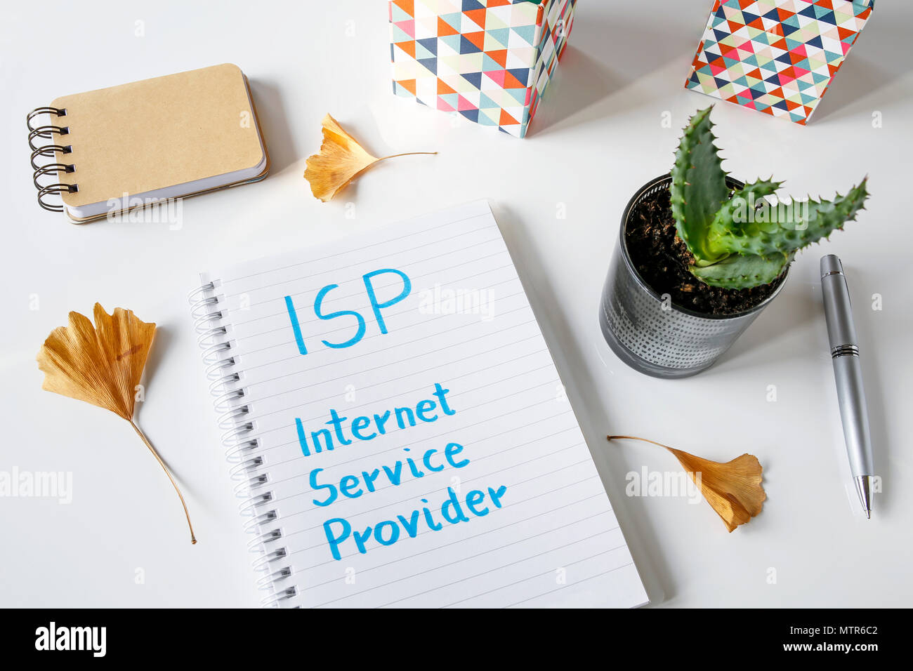 ISP Acronimo di Internet service provider scritto in un notebook sul tavolo bianco Foto Stock