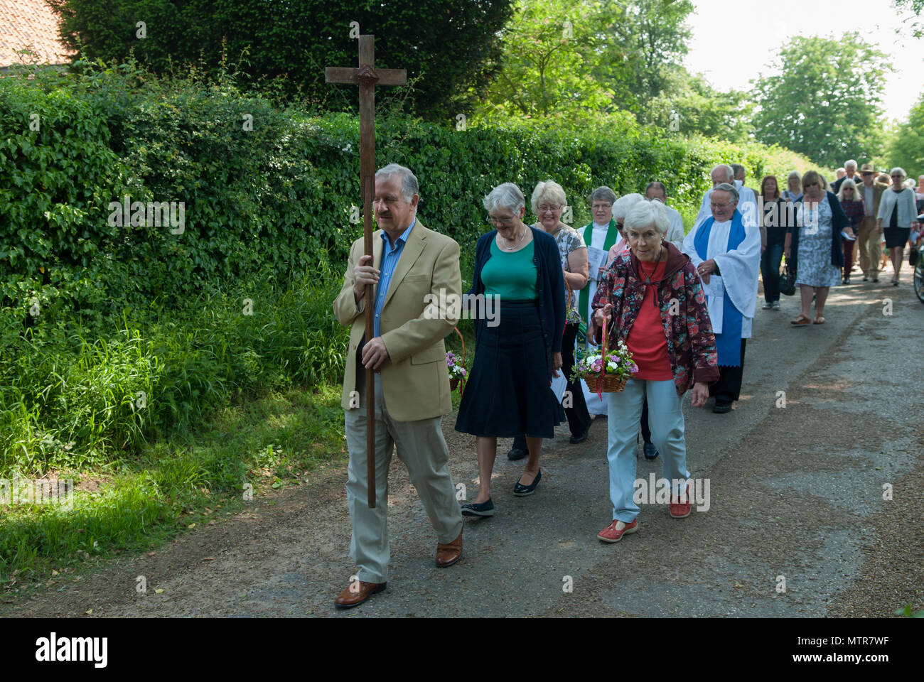 Giorno di San Walstan, i pellegrini si incontrano ogni anno nella chiesa di San Walstan e di Santa Maria per celebrare e ricordare San Walstan. Processione di pellegrinaggio al pozzo Santo di San Walstans. Bawburgh, South Norfolk, Inghilterra 2018, 2010s UK HOMER SYKES Foto Stock