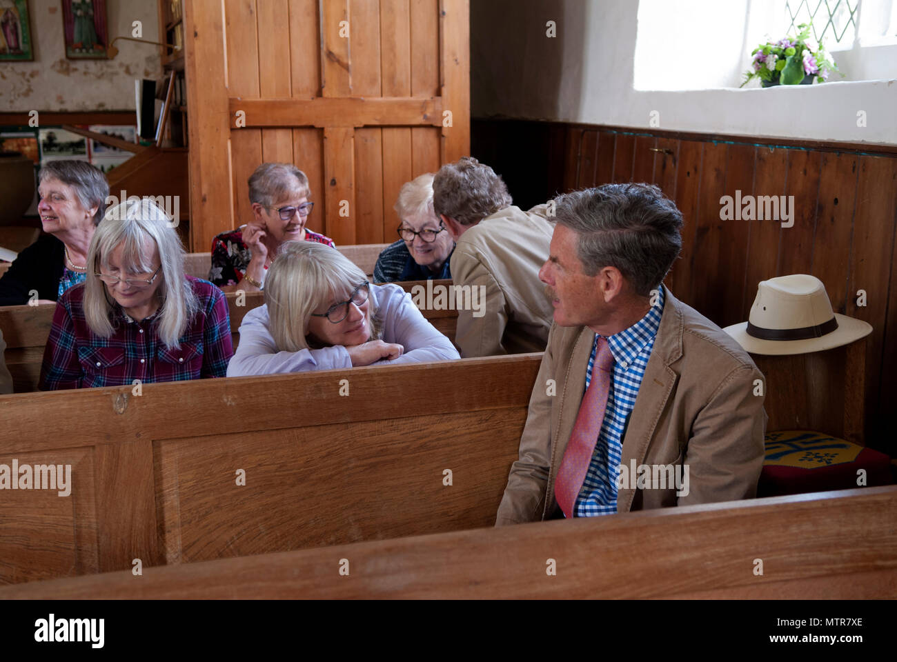 Chiesa di Inghilterra, villaggio chiesa prima di un servizio di chiesa amici parlare insieme. Norfolk REGNO UNITO 2010s, HOMER SYKES Foto Stock