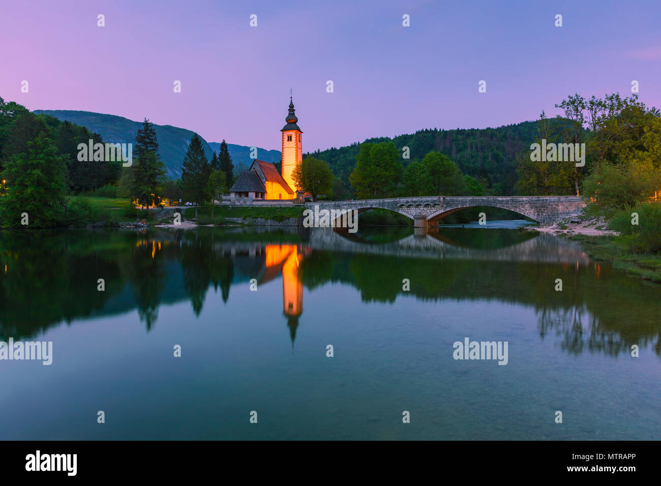 La chiesa di San Giovanni Battista presso il lago di Bohinj. Il lago di Bohinj è il più grande lago permanente in Slovenia. Si trova all'interno della Valle di Bohinj di th Foto Stock