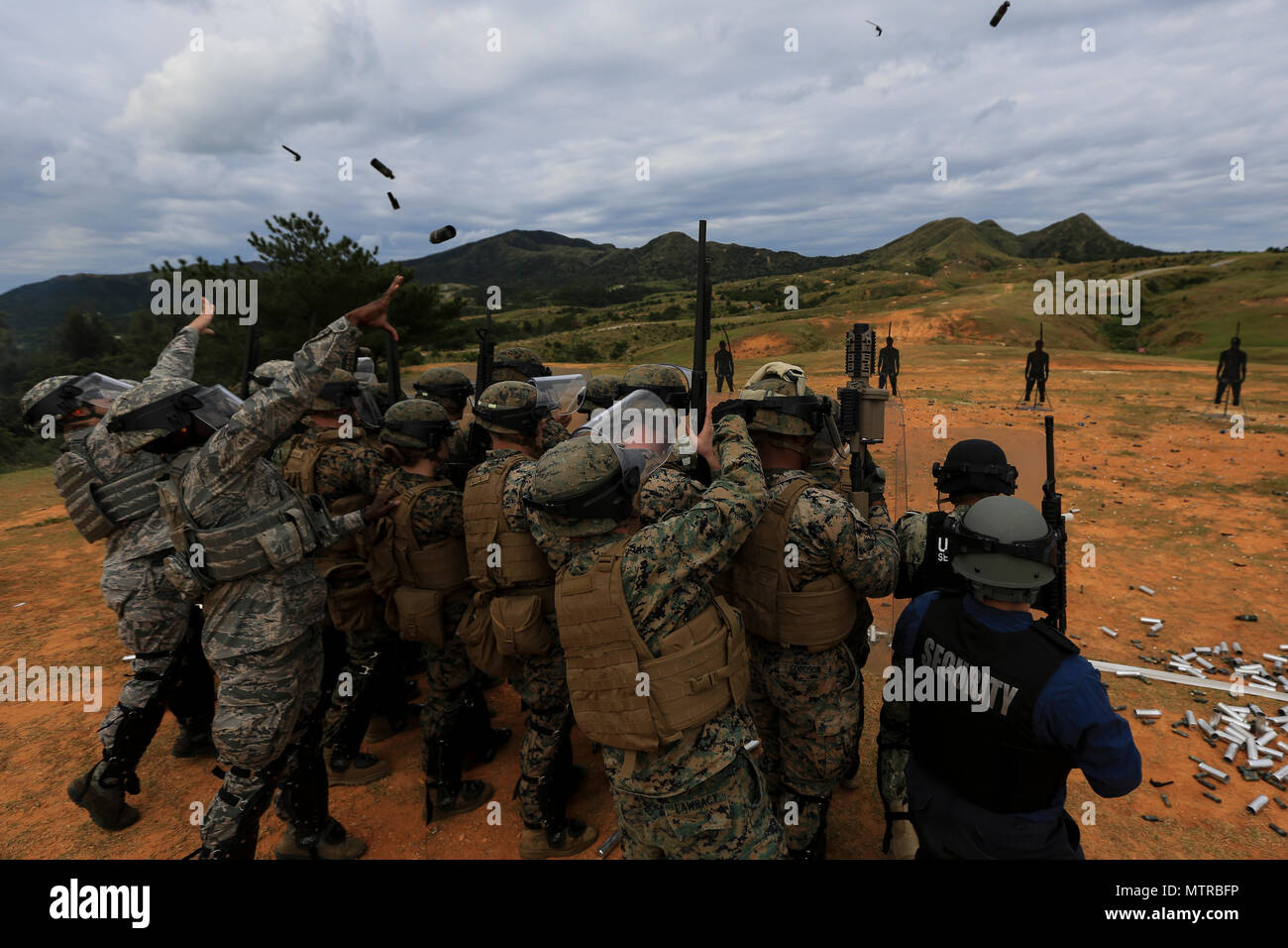 Stati Uniti Marines, marinai, soldati, aviatori, giapponese e le guardie di sicurezza, gettare il flash bang granate durante la conduzione di antisommossa tecniche durante una Non-Lethal armi corso istruttori a bordo Camp Hansen, Okinawa, in Giappone, Gennaio 17, 2017. Il corso insegna al personale di utilizzare le tecniche appropriate per condurre taser formazione, oleoresina di esposizione di capsaicina e antisommossa le tattiche di squadra.(STATI UNITI Marine Corps photo by MCIPAC Fotocamera di combattimento Cpl. Allison Lotz/rilasciato) Foto Stock