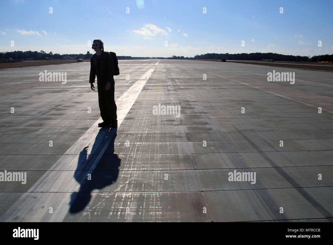 Il Mag. Aaron Hamblin scansiona il cielo mentre egli attende la formazione piloti con attacco Marine Training Squadron 203, Marine Aircraft Group 14, seconda Marine ala di aereo a terra alla Marine Corps ausiliario di campo di atterraggio boga, N.C., Gennaio 18, 2017. MCALF Boga fornisce ai piloti la possibilità di simulare il decollo e atterraggio su una portaerei e navi d'assalto anfibio; una abilità vitali di cui hanno bisogno per mantenere per compiere la loro missione nel condurre avanti operazioni distribuite. (U.S. Marine Corps foto di Cpl. Mackenzie Gibson/ rilasciato) Foto Stock