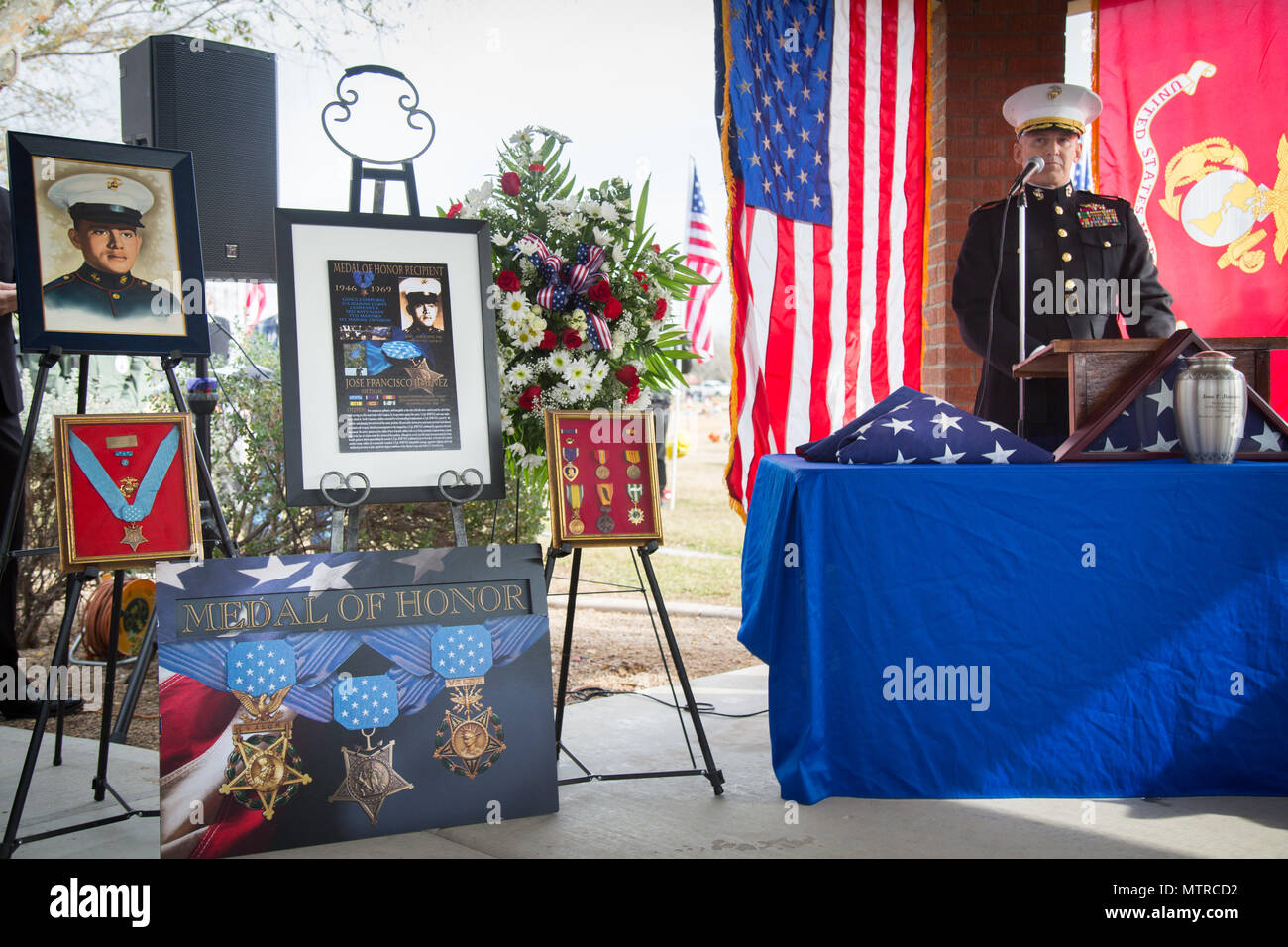 Stati Uniti Marine Corps Col. Steven Weintraub parla di 1969 Congressional Medal of Honor destinatario U.S. Marine Corps Lance Cpl. José Francisco Jimenez durante il confino di Jimenez a Phoenix il Jan 17, 2017. Jimenez, originariamente un nativo del Messico, si trasferì con la famiglia a Red Rock, Ariz. quando aveva dieci anni. Jimenez andò a unirsi al Marine Corps dopo la laurea di alta scuola in 1968, prima per poi essere spediti alla Repubblica socialista del Vietnam nel febbraio del 1969. In Agosto di 1969, Jimenez è stato ucciso in azione su postumo riceve la medaglia di onore per le sue azioni coraggiose in s Foto Stock