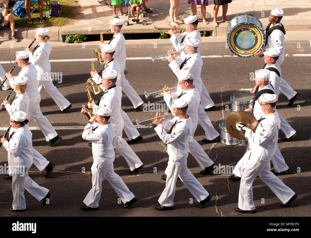 HONOLULU - Membri della U.S. Flotta del Pacifico Band Marzo di Martin Luther King Jr. Holiday Parade di Waikiki, gen. 16, 2017. La parata, che correva da magica isola di Ala Moana Beach Park a Kapiolani Park, inclusa una unità rally. I partecipanti al rally partook in cibo e intrattenimento presso il Parco Kapiolani. L'Hawaii Martin Luther King Jr. coalizione coordinate annualmente la parata e rally. (U.S. Foto dell'esercito da Kristen Wong) Foto Stock