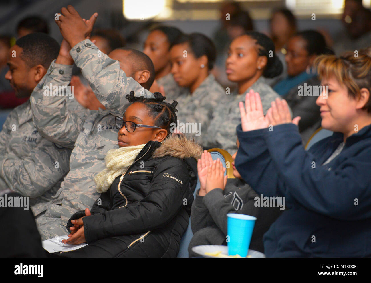 Un pubblico applaude dopo la visualizzazione di "La storia di un sogno", un gioco chronicling americano africano a suffragio della metà degli anni cinquanta a Yokota Air Base, Gennaio 12, 2017. Gli aviatori hanno agito i grandi avvenimenti della vita di Martin Luther King Jr., che hanno contribuito a determinare la legge di diritti civili di 1964 e i diritti di voto atto di 1965. I valori di libertà e di uguaglianza che il re ha lottato per continuare ad essere molto apprezzata nella Air Force oggi. (U.S. Air Force foto di Senior Airman Elizabeth Baker) Foto Stock