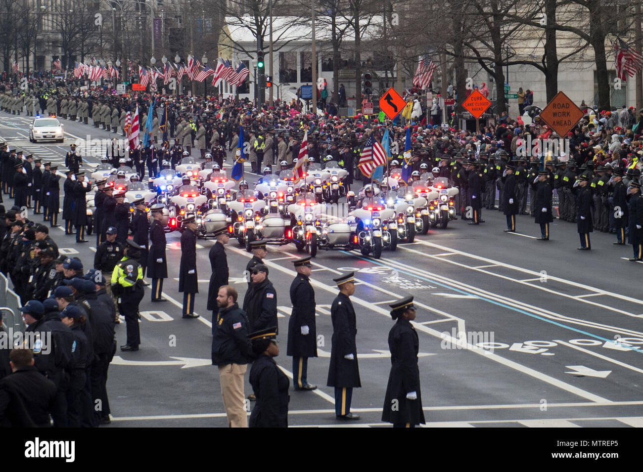 Metro DC ride di polizia motociclette durante la Parata inaugurale del 45th Presidente Trump. Più di 5 mila militari provenienti da tutta tutti i rami delle forze armate degli Stati Uniti, inclusi quelli di riserva e la Guardia Nazionale componenti, forniti cerimoniale di supporto e sostegno per la difesa delle autorità civili durante il periodo inaugurale. (DoD foto di Zane Ecklund) Foto Stock