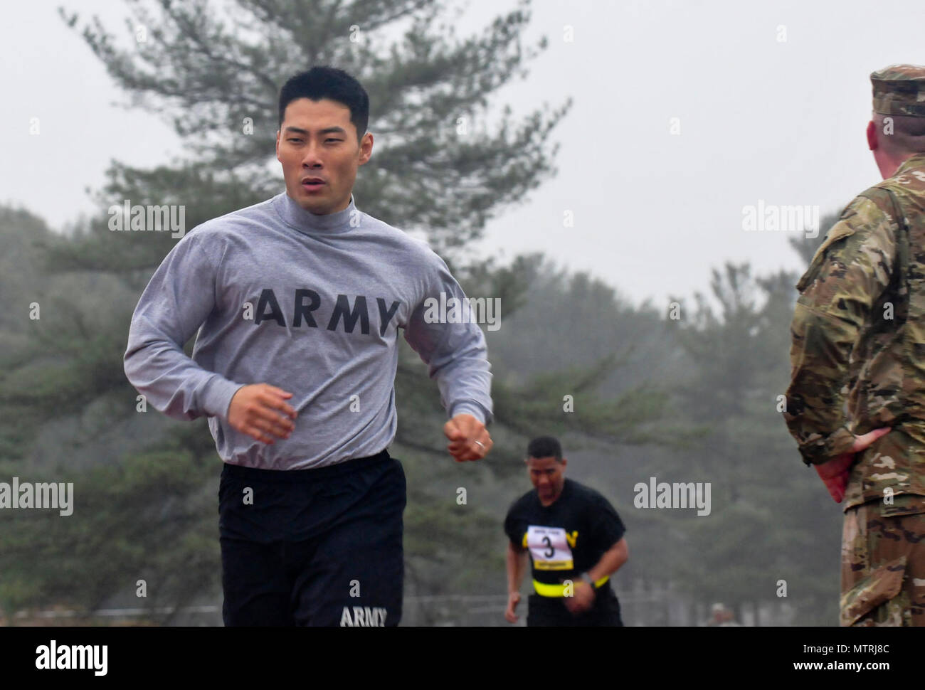 Stati Uniti La riserva di esercito di Spc. Wantae Seong, ingegnere 760th Company, 363 Engineer battaglione, 411 Engineer Brigade, compete in due-miglio di corsa della porzione APFT combinata del guerriero migliore concorrenza a base comuneGuire-Dix Mc-Lakehurst, N.J. Aprile 25, 2017. I 14 candidati shoot per top marchi al fine di aggiungere al loro punteggio e speriamo che prende il titolo di miglior guerriero o Miglior Sottufficiale e passare a rappresentare il teatro 412 Engineer comando, 416th ingegnere teatro il comando e 76th la Risposta operativa al USARC guerriero migliore concorrenza. Foto Stock