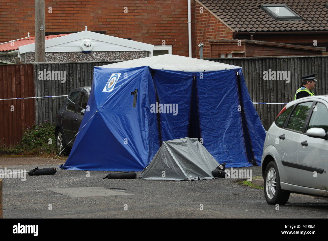 Polizia presso la scena di una fatale accoltellato in Strathfield a piedi, Wolverhampton, dove un 15-anno-vecchio ragazzo morto martedì notte. Foto Stock