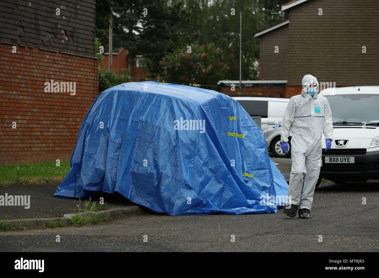 Polizia presso la scena di una fatale accoltellato in Strathfield a piedi, Wolverhampton, dove un 15-anno-vecchio ragazzo morto martedì notte. Foto Stock