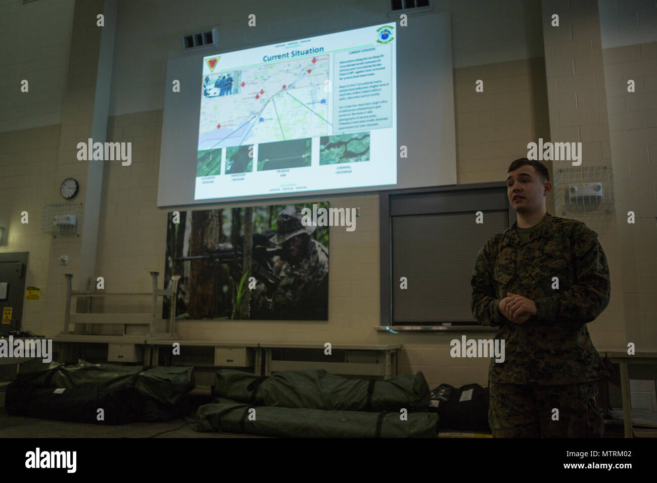 Stati Uniti Marine Corps Lance Cpl. Devin S. Dobson, un specialista di intelligence assegnato alle Marine elicottero pesante Squadron (HMH) 464, dà una intelligenza breve di Marines durante l'esercizio Frigida Condor in Brunswick, Maine, Gennaio 21, 2017. Dobson ha dato il breve per simulare una minaccia militare di valutazione per l'esercizio. (U.S. Marine Corps photo by Lance Cpl. Ieter T. pietra) Foto Stock