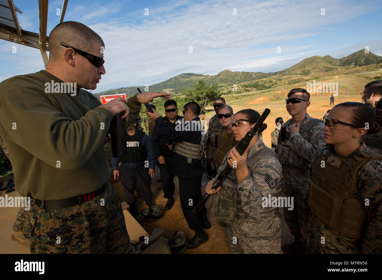 Stati Uniti Marine Gunnery Sgt. William Radebaugh, armi non letali istruttore insegna U.S. Marines, marinai, soldati, aviatori, giapponese e le guardie di sicurezza come utilizzare il Mossberg 12 Gage fucile durante una Non-Lethal armi corso istruttori a bordo Camp Hansen, Okinawa, in Giappone, Gennaio 17, 2017. Il corso insegna al personale di utilizzare le tecniche appropriate nella conduzione del Taser formazione, oleoresina di capsaicina, esposizione e antisommossa le tattiche di squadra. (U.S. Marine Corps photo by MCIPAC Fotocamera di combattimento Cpl. Allison Lotz/rilasciato) Foto Stock