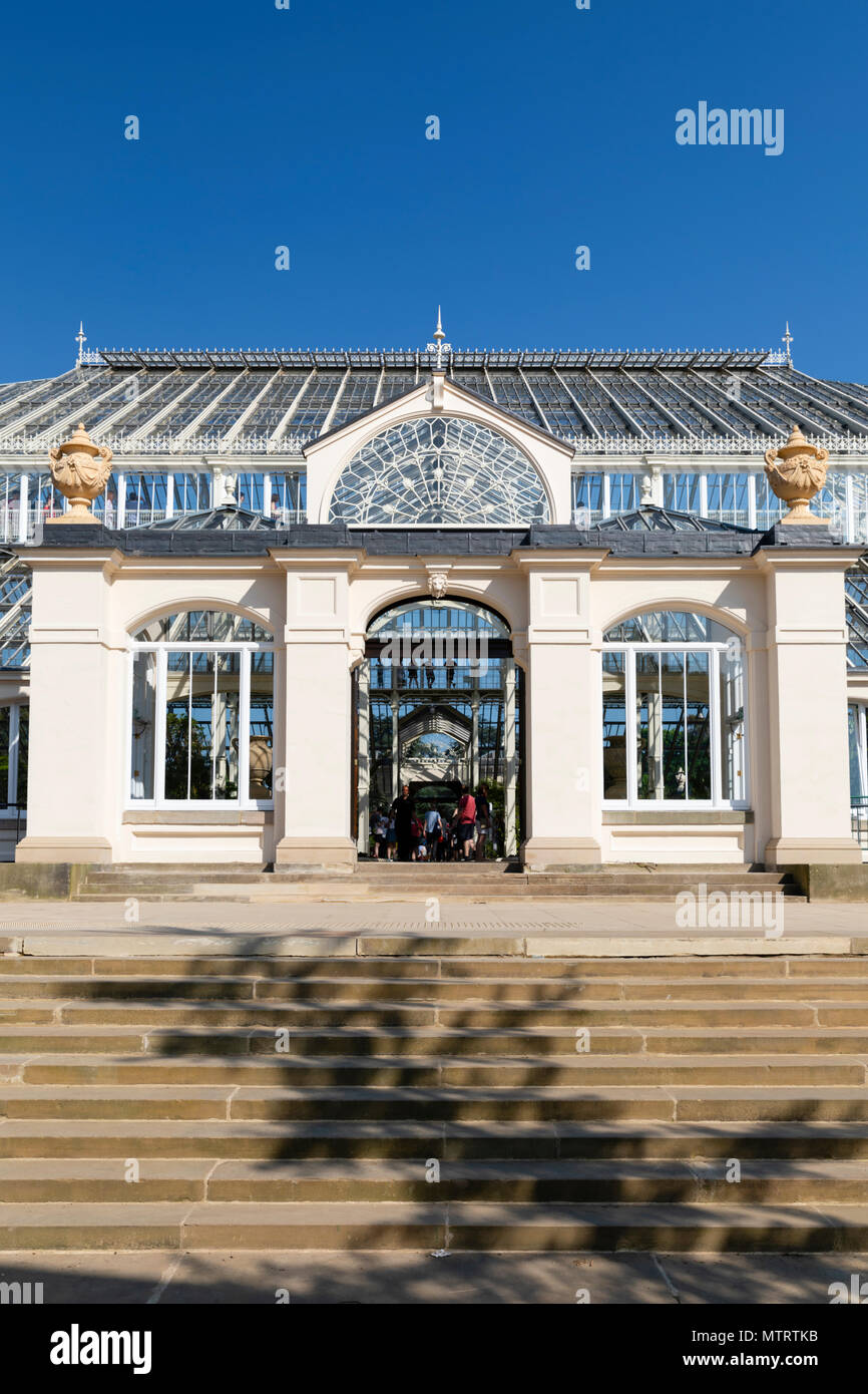 Vista esterna di ingresso al restaurato casa Temperate presso il Royal Botanic Gardens di Kew, Richmond Upon Thames, London, Regno Unito. Foto Stock