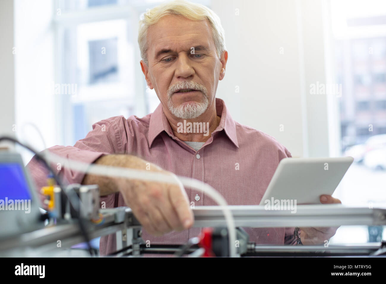 Bel uomo senior di esercitarsi in esecuzione di stampante 3D Foto Stock