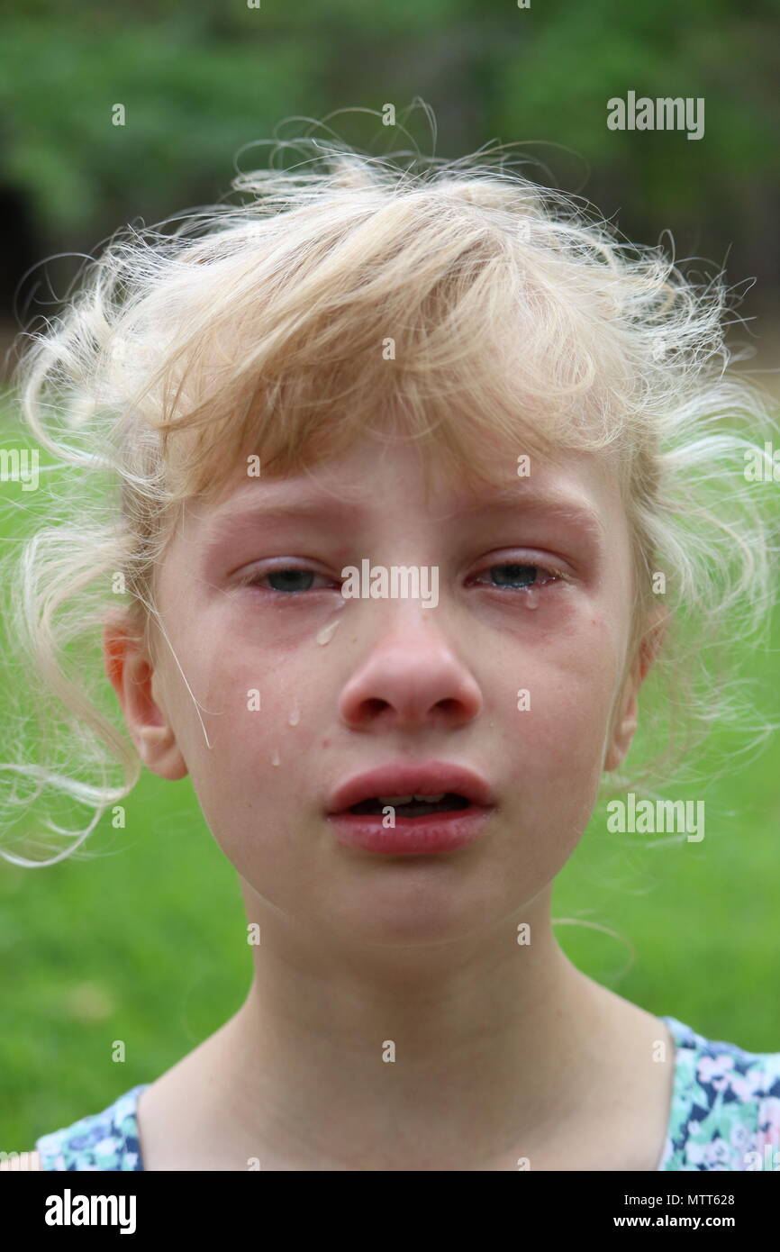 Ritratto di una giovane ragazza bionda piangere Foto Stock