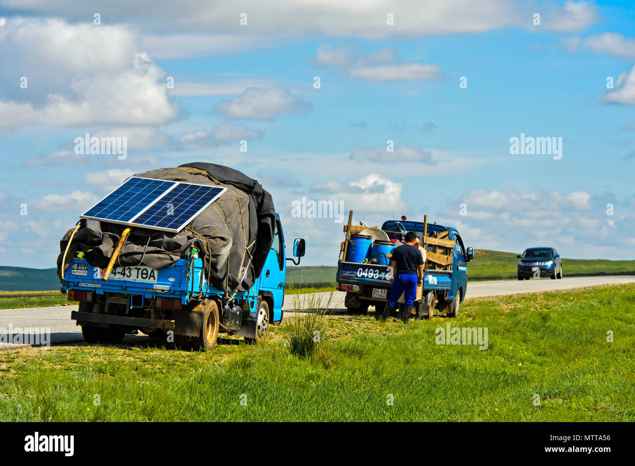 Il trasporto dei veicoli adibiti al trasporto di effetti personali di una famiglia nomade per mobili freschi pascoli nella steppa, Mongolia Foto Stock