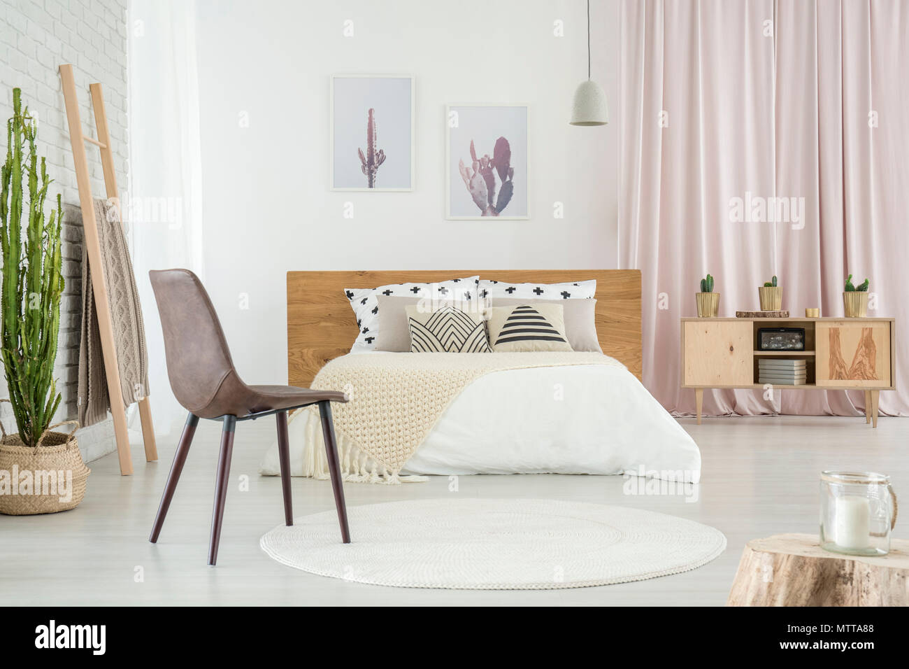 Round Bianco Tappeto Sul Pavimento In Camera Da Letto Con