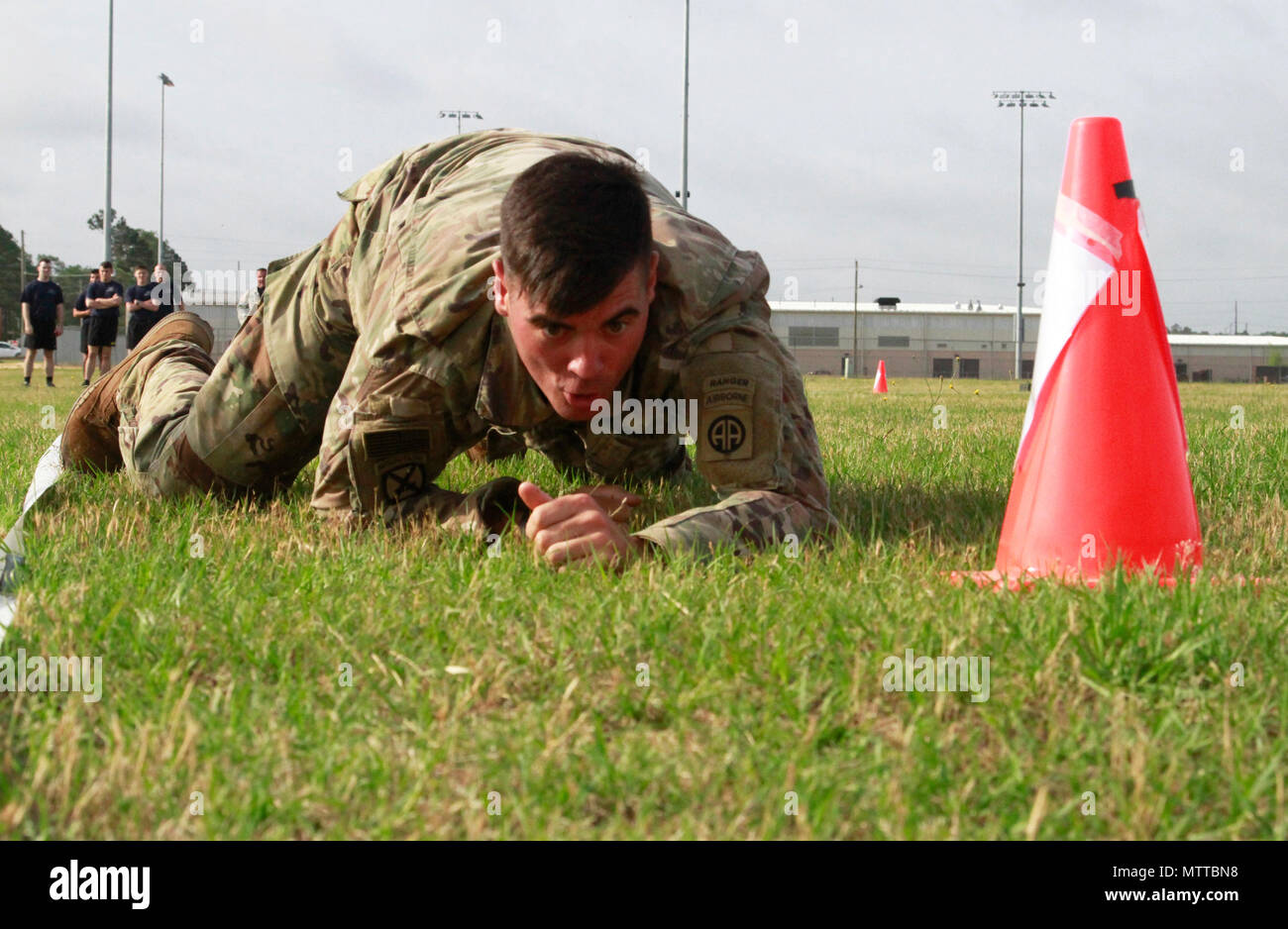 Il personale Sgt. Sean Lum, un plotone sergente assegnato al 2° Battaglione, 505th Parachute Reggimento di Fanteria, 3° Brigata Team di combattimento, ottantaduesima Airborne Division, crawl bassa in caso 'Movimento a contatto' per tutti settimana americana 2018 combattere Fitness Test, al campo di luccio Fort Bragg, N.C., 22 maggio. AAW è un occasione annuale per ottantaduesima Abn. Div. paracadutisti del passato e del presente fatta convergere sul centro dell'universo militare per celebrare essendo membri della 'tutti americani" Divisione e America la Guardia d'onore. (U.S. Esercito foto di Sgt. Gin-Sophie De Bellotte) Foto Stock