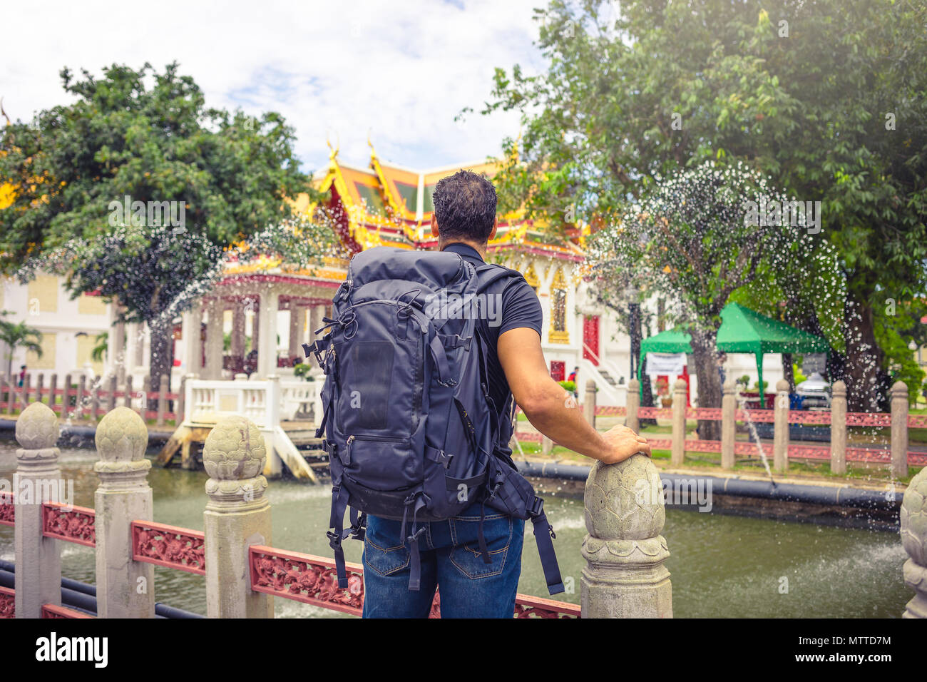 L'uomo backpacher visitando Asia durante una giornata di sole , Solo viaggio , vacanze e vacanze concetto . Foto Stock