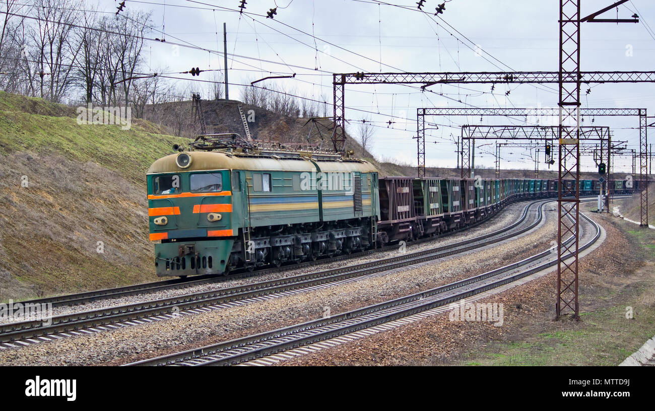 Il treno con il minerale di ferro Foto Stock