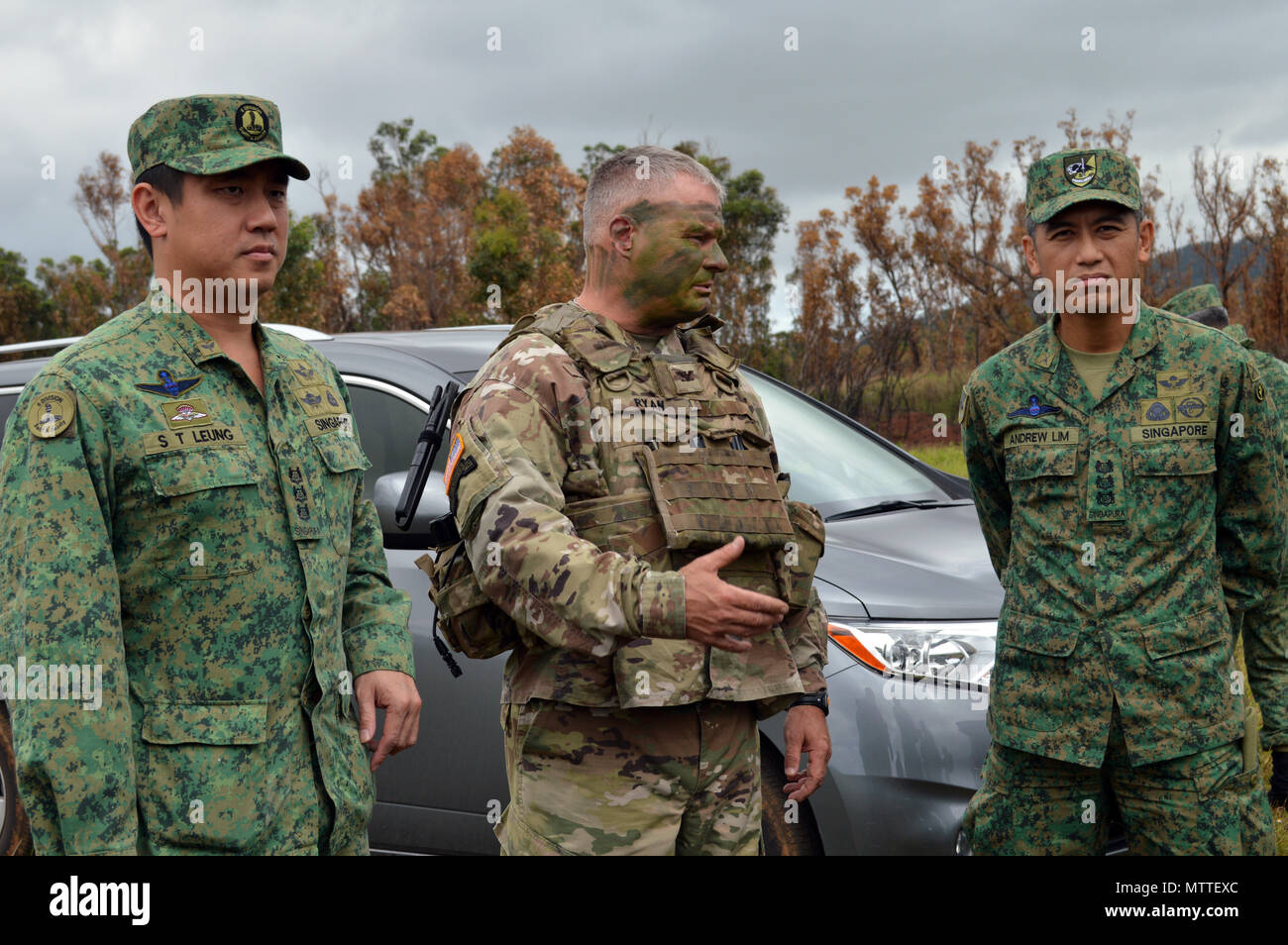 Col. Robert Ryan (centro), commander, 3° Brigata Team di combattimento, XXV divisione di fanteria, parla al Col. Leung Shing Tai (a destra) il comandante, 6° Divisione, Singapore Esercito e Col. Andrew Lim, commander, 9° Divisione, Singapore esercito, prima di iniziare un fuoco vivo esercizio per Tiger Balm 18 a Schofield Barracks, Hawaii, il 24 maggio 2018. Tiger Balm è un accordo bilaterale in materia di esercizio che si tiene annualmente tra gli Stati Uniti e Singapore eserciti. (U.S. Foto dell'esercito da Staff Sgt. Armando R. Limon, 3° Brigata Team di combattimento, XXV divisione di fanteria) Foto Stock