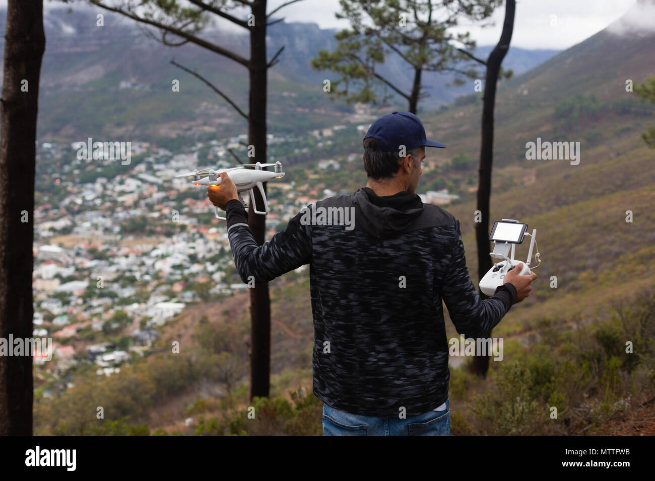 L'uomo operando un flying drone in campagna Foto Stock