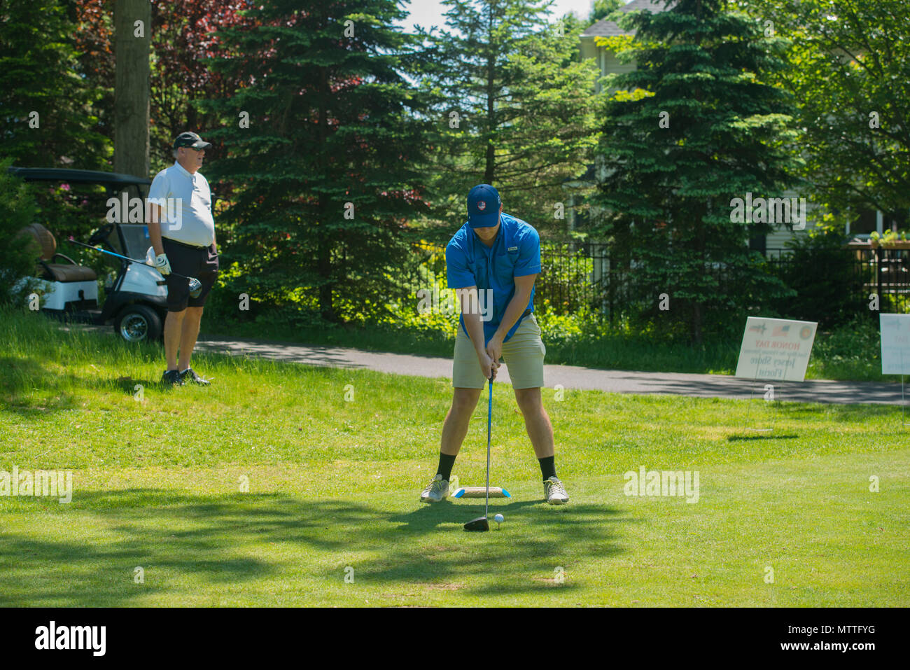 Un organo di servizio tee off a l'Aquila Oaks Golf Club in onore al giorno durante la settimana della flotta di New York in Farmingdale, New Jersey, 24 marzo 2018. Marines, marinai e la costa guardie sono a New York per interagire con il pubblico e dimostrare le funzionalità e insegnare alla gente di New York circa l'America servizi marittimi. Foto Stock