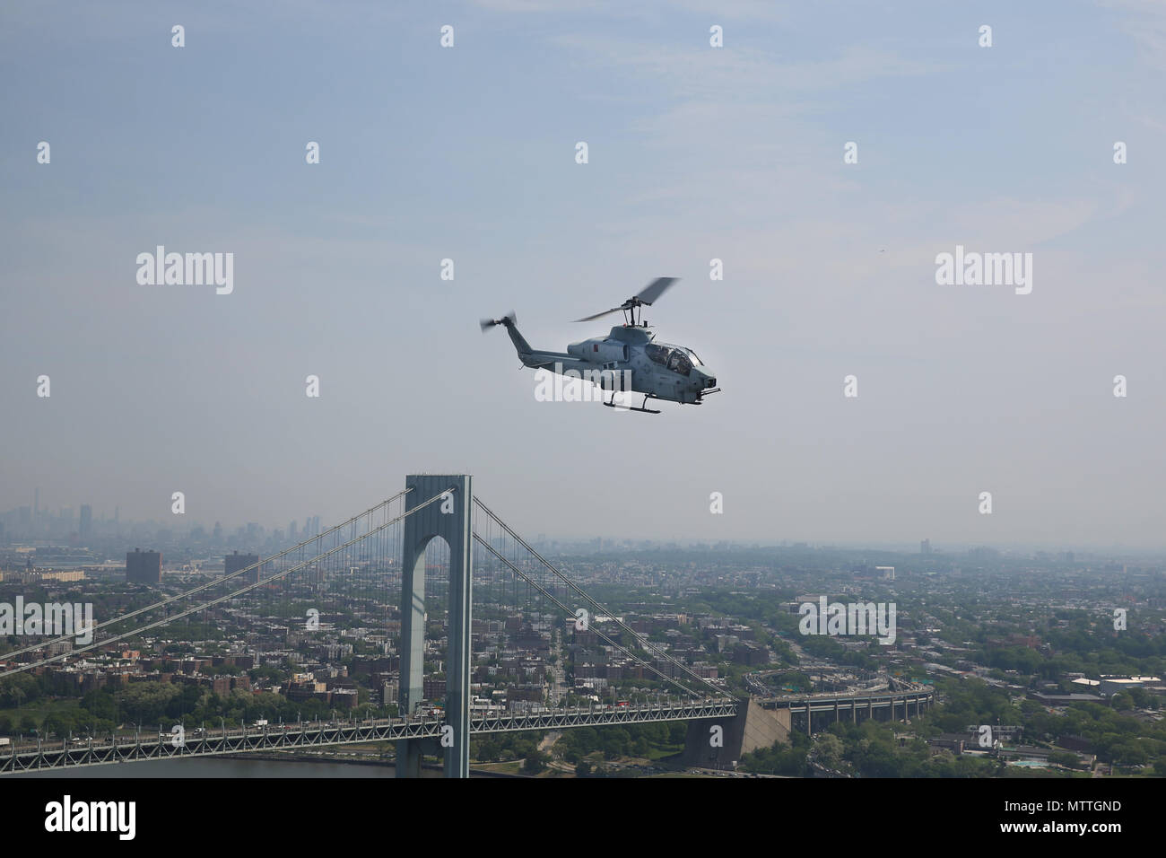 AH-1W Super Cobra è un elicottero d'attacco bimotore gestito dalla United States Marine Corps e prodotto dalla Bell Helicopter. Questa immagine d'archivio registra un AH-1W che vola sopra il ponte di Manhattan in rotta verso Prospect Park, Brooklyn, New York, il 26 maggio 2018, a sostegno della Fleet Week New York Marine Day. Foto Stock