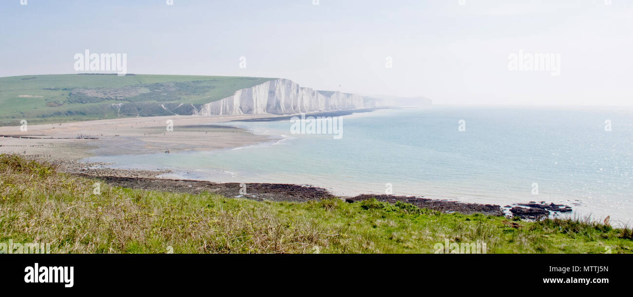 Le sette sorelle in una nebbiosa mattina di maggio, East Sussex, Inghilterra, Regno Unito Foto Stock Le sette sorelle in una nebbiosa mattina di maggio, East Sussex, Inghilterra, Regno Unito Foto Stock