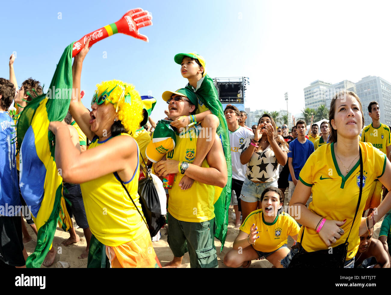 Coppa del mondo, Brasile - 28 Giugno 2014: Brasiliano sostenitori venuti alla FIFA Fan Fest a guardare la partita tra loro nazionale di calcio e il Cile Foto Stock