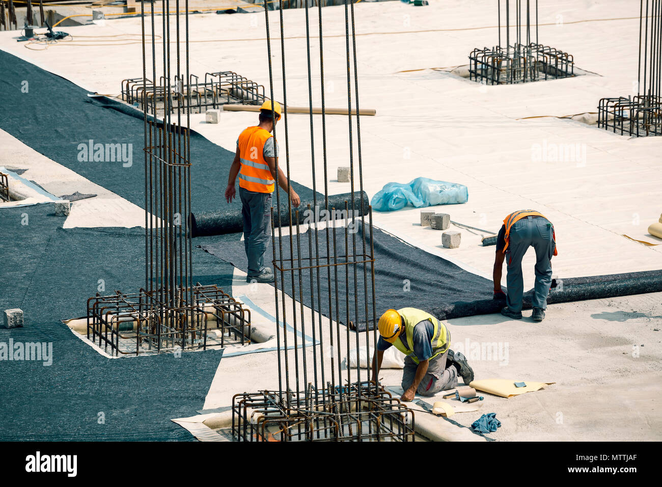 Isolamento per il nuovo edificio su una lastra foundation, isolamento con materiali per fondazioni e seminterrati. Foto Stock