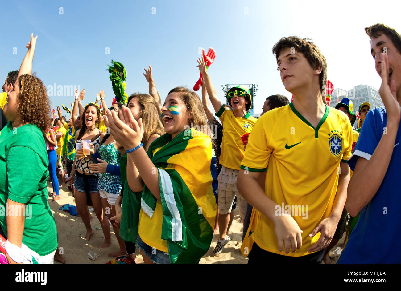 Coppa del mondo, Brasile - 28 Giugno 2014: Brasiliano sostenitori venuti alla FIFA Fan Fest a guardare la partita tra loro nazionale di calcio e il Cile Foto Stock
